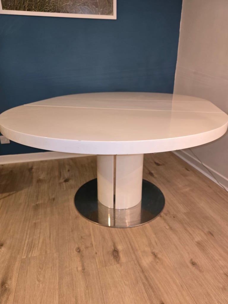 Extending gloss dining table 