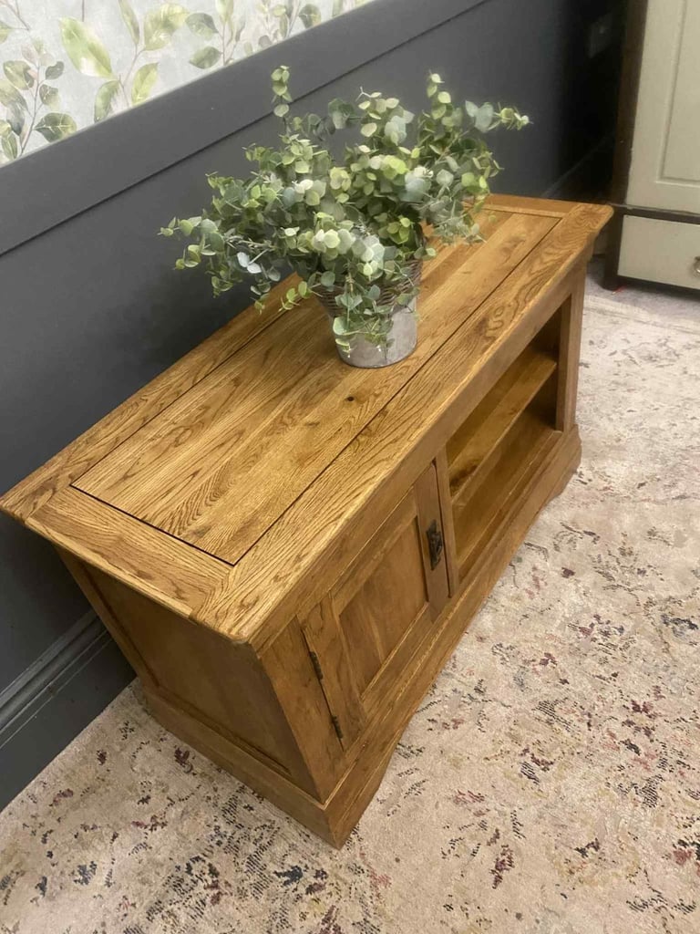 💙📺 Oak Furnitureland solid oak tv unit cabinet from the French Farmhouse rustic range 
