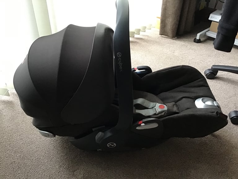 Cybex Cloud Q Car Seat in Dessert Khaki colour and isoFix base