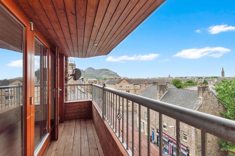 EN SUITE ROOM FOR LET: En suite bedroom available within large 8 bed townhouse in Newington