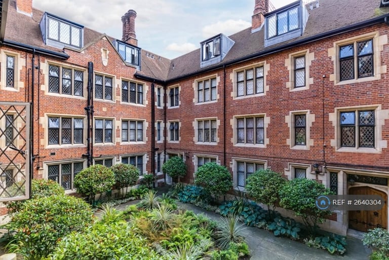 2 bedroom flat in Kensington Church Street, London, W8 (2 bed) (#2640304)