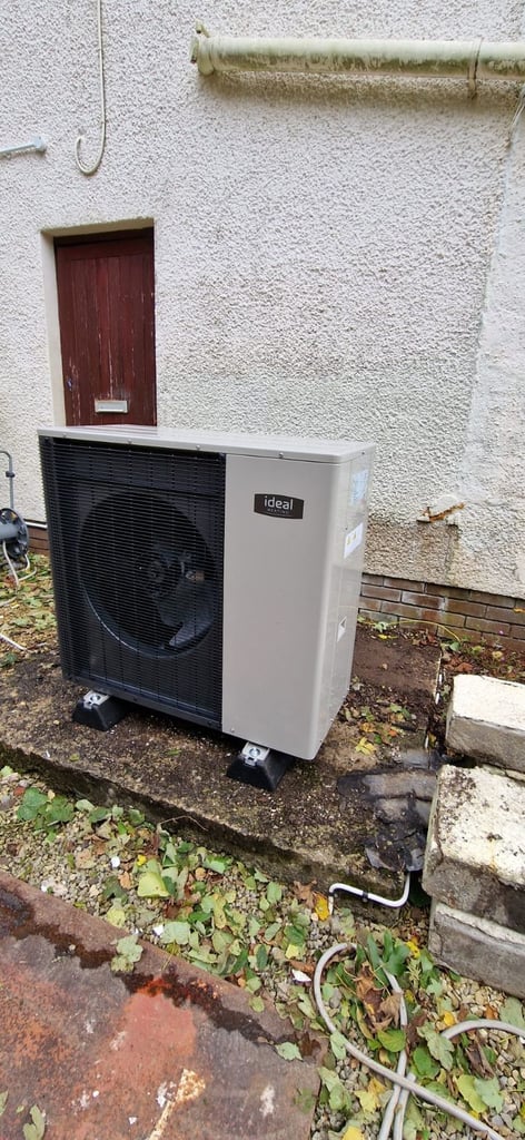 HARDLY USED 10KW Ideal Logic Air Monobloc air source heat pump & Water Cylinder