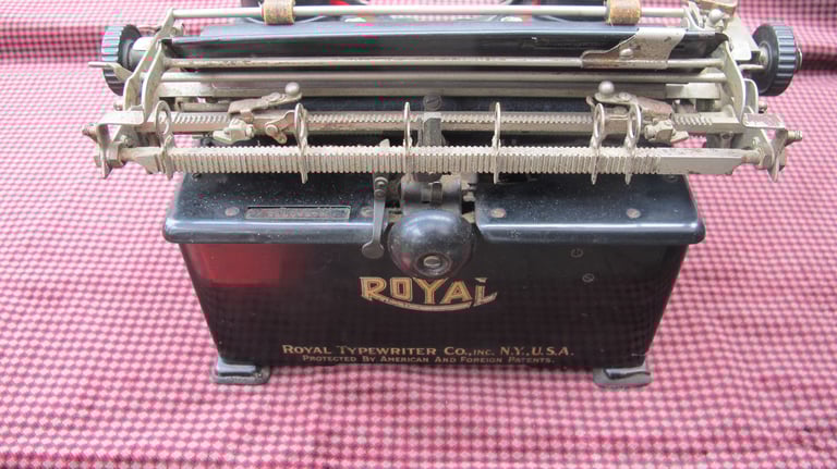 Antique Royal Typewriter (Made in America)