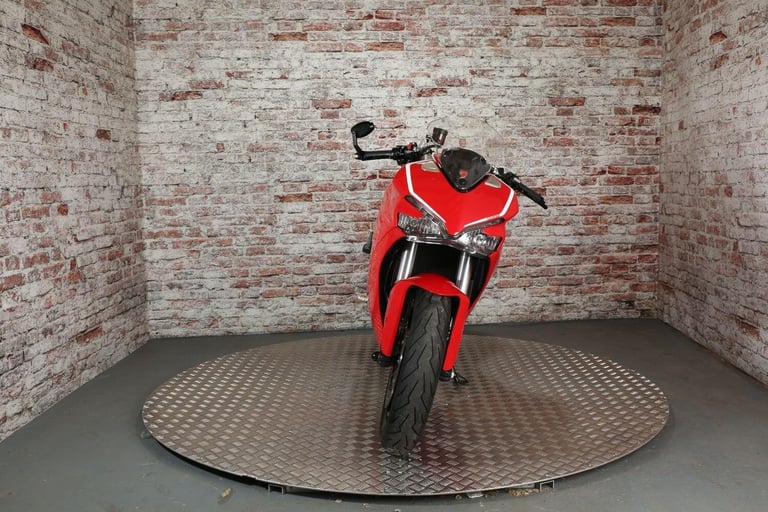 DUCATI SUPERSPORT - 2017 Petrol Manual in Red