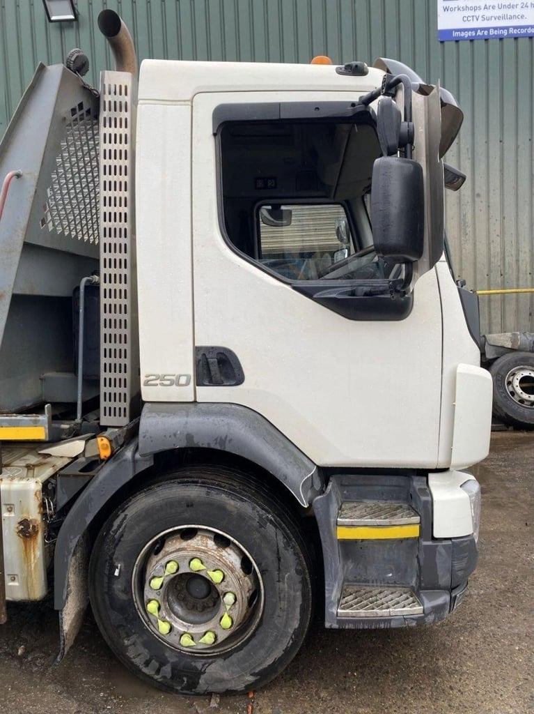 2014 VOLVO FL-250 SKIP LOADER