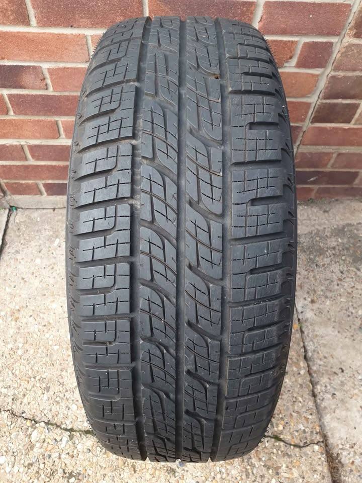 18" RANGE ROVER FREELANDER ALLOY WHEEL. PIRELLI SCORPION TYRE 255/60R18. 112V. 7mm TREAD