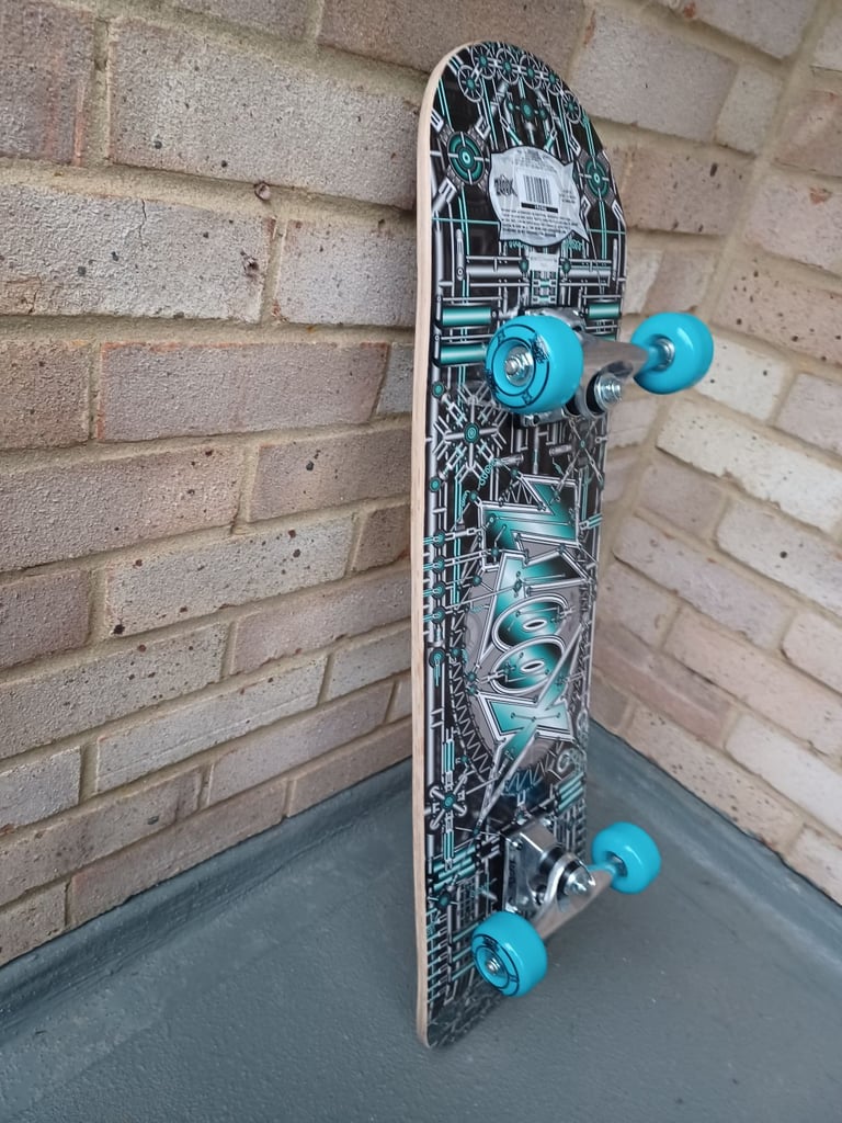 ZLOOX TY5761 AS NEW 2016 SKATEBOARD £14.99