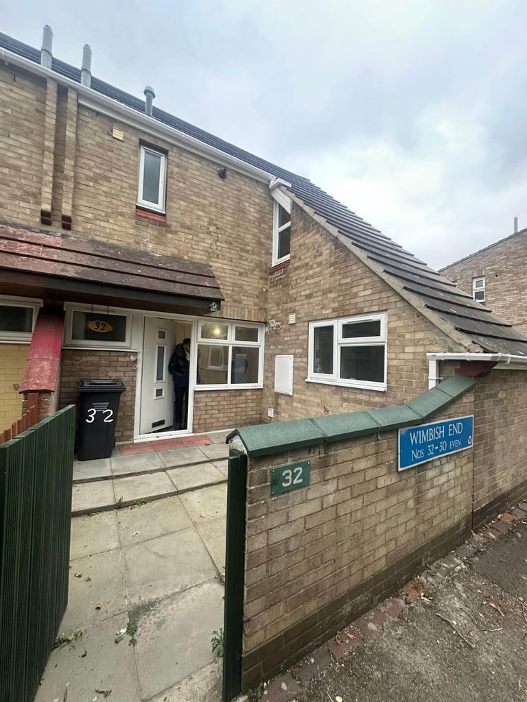 Spacious 3 Bedroom with 2 Reception House Available To Let In Romford (SS13 3PD)