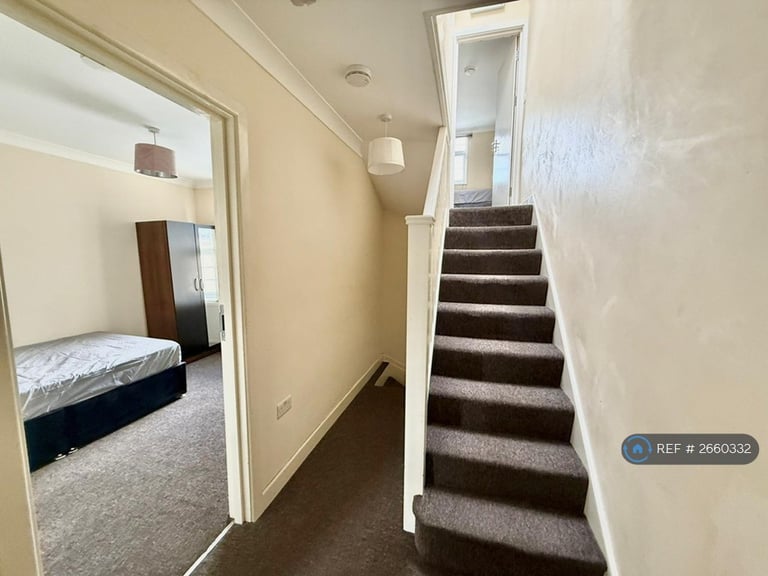 8 bedroom house in Blenheim Road, Reading, RG1 (8 bed) (#2660332)