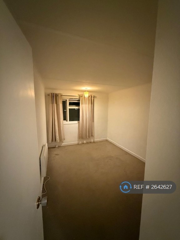 1 bedroom flat in Hornbeam Road, Buckhurst Hill, IG9 (1 bed) (#2642627)