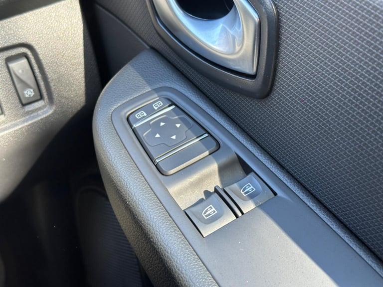 2017 Renault Clio 1.5 Play DCi 90 Diesel Manual 5 Door Hatchback Silver