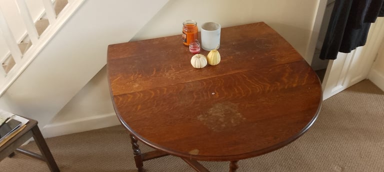 Extendable solid wood table