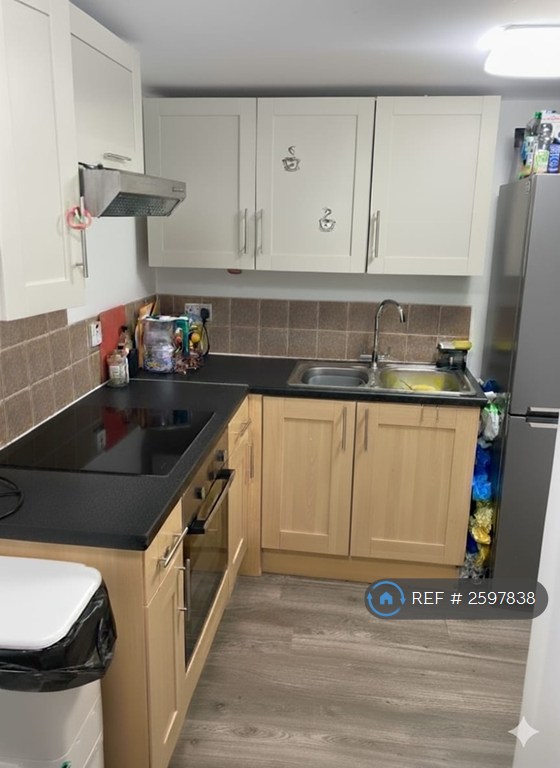 2 bedroom flat in Cowper Road, Sittingbourne, ME10 (2 bed) (#2597838)