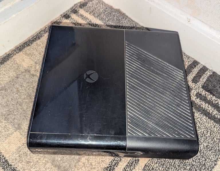 Microsoft Xbox 360 Elite with 320GB & 7 games Black Console (PAL)