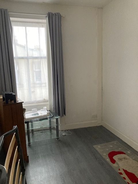 Excellent one bedroom flat to rent in Central Falkirk. Rent - £590 pcm