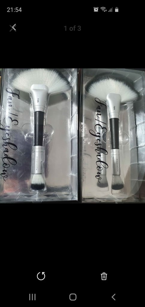 Box of all the same makeup brushes 