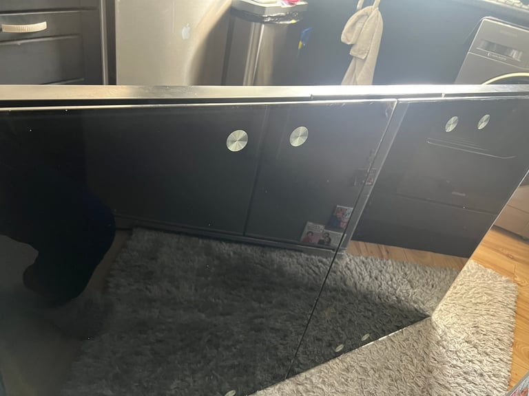 Urgent/--Tempered glass dining table