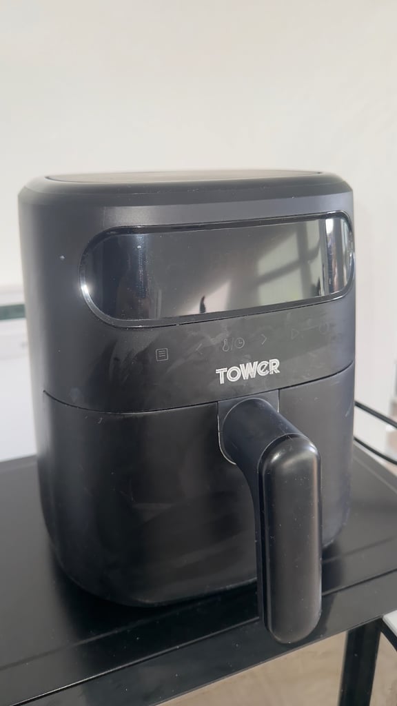 image for TOWER AIR FRYER - GREAT CONDITION, WORKS PERFECTLY!