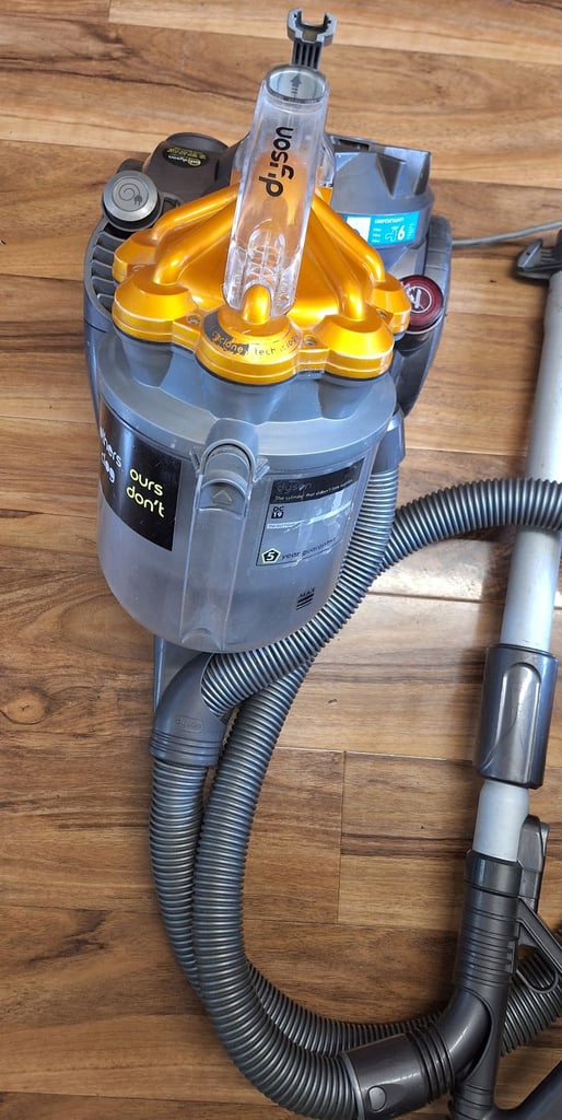DC19 dyson vacuum cleaner,body & hose and pipe only.very strong 