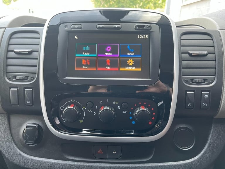 Renault Trafic LL29 Energy dCi 125 Sport Nav 6 Seat LWB Crew Van DIESEL 2019/19