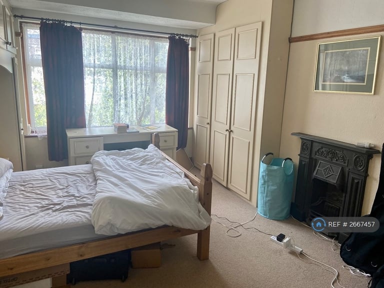 2 bedroom flat in London, London, SW18 (2 bed) (#2667457)