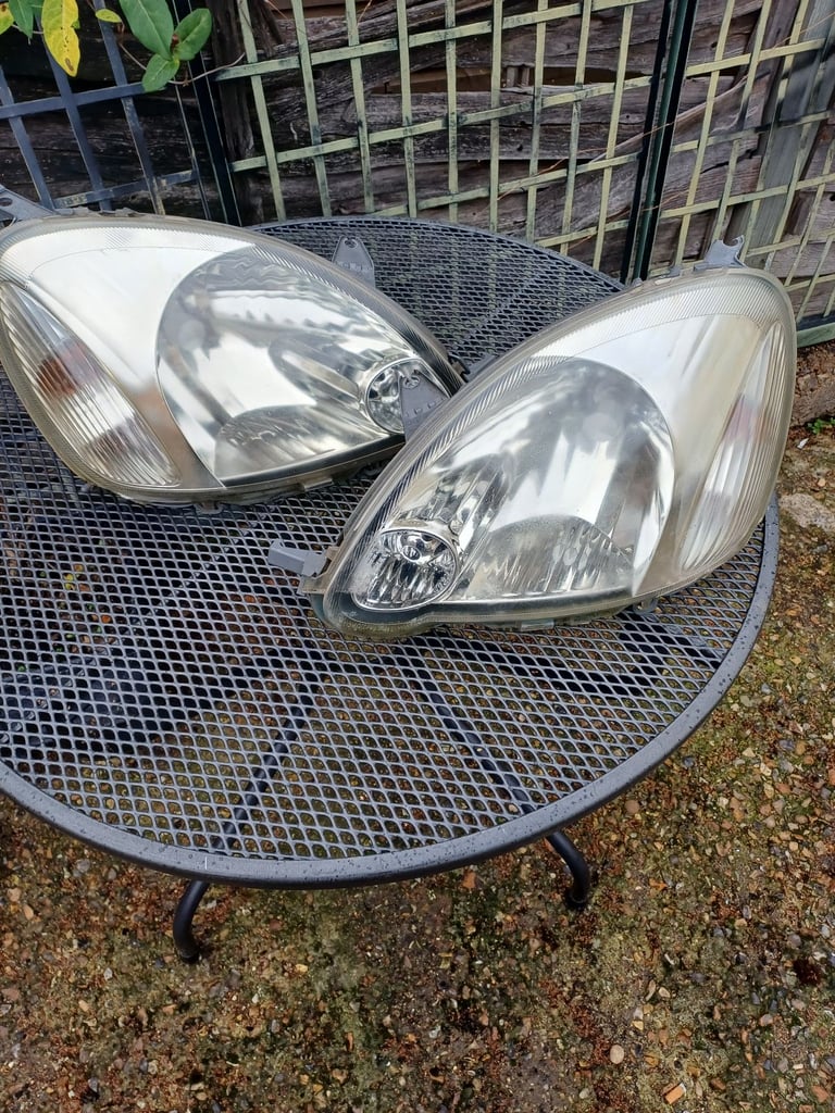2x Toyota yaris headlights 