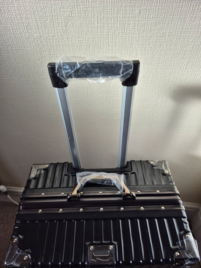 Hard shell suitcase 