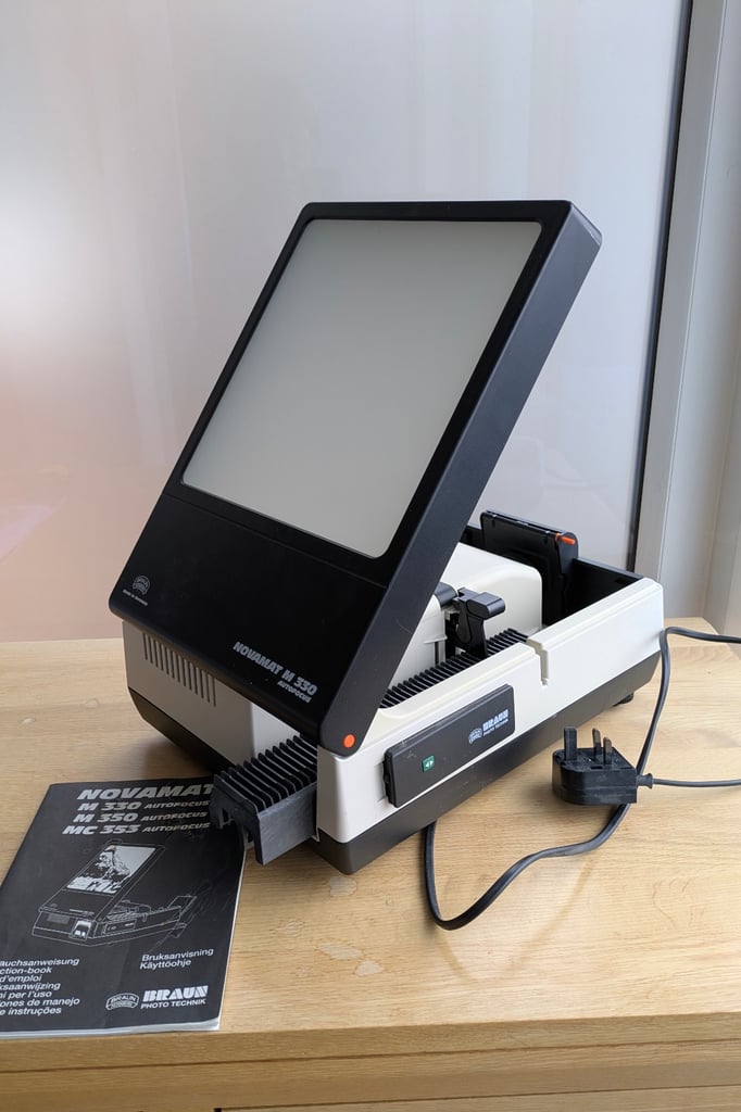 Novamat M330 Autofocus Slide Projector, with Instructions