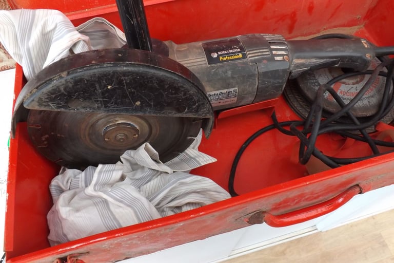 22CM, 1800W BLACK & DECKER PROFESSIONAL POWERFUL ANGLE GRINDER, IN GOOD WORKING ORDER, DIY USE ONLY