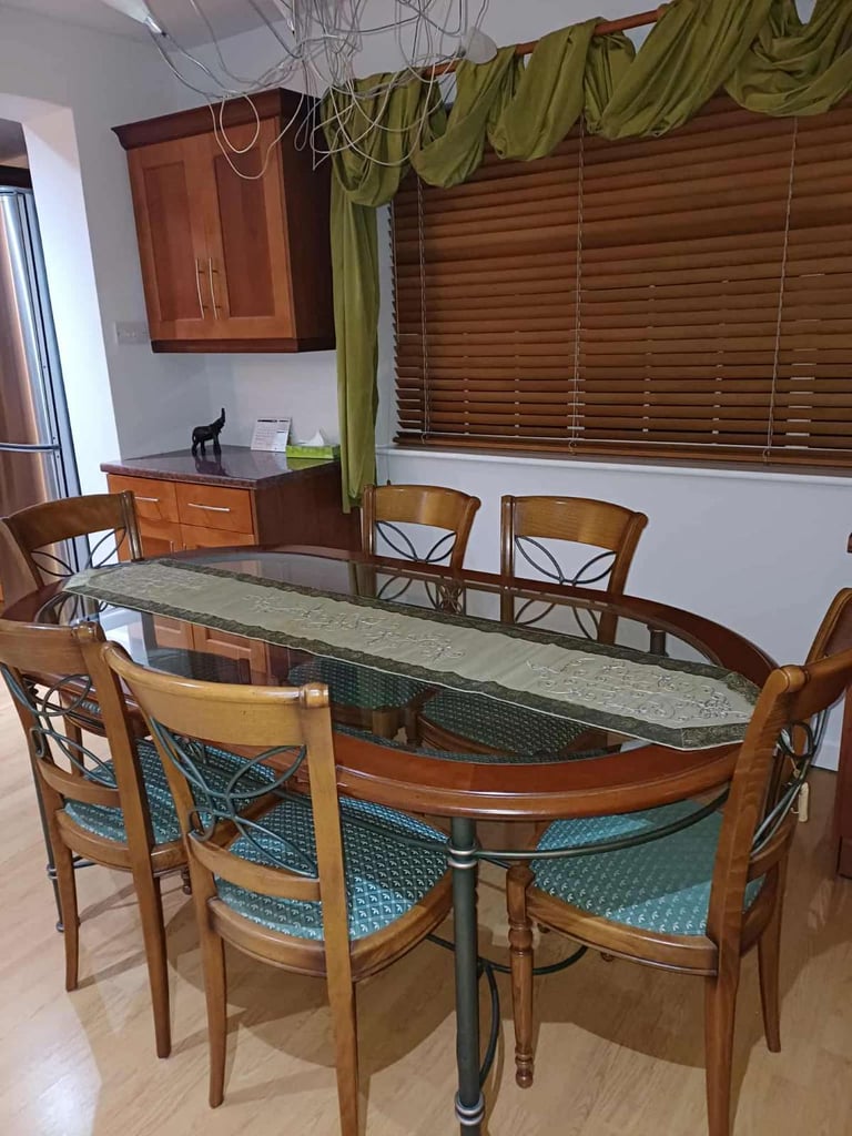 Dining table 190x105x78 with 6 chairs - very good condition
