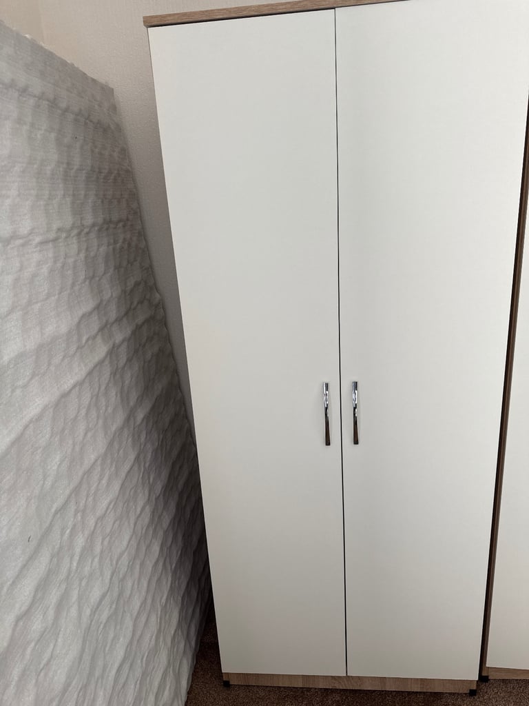 Draws wardrobe and bedside draws 