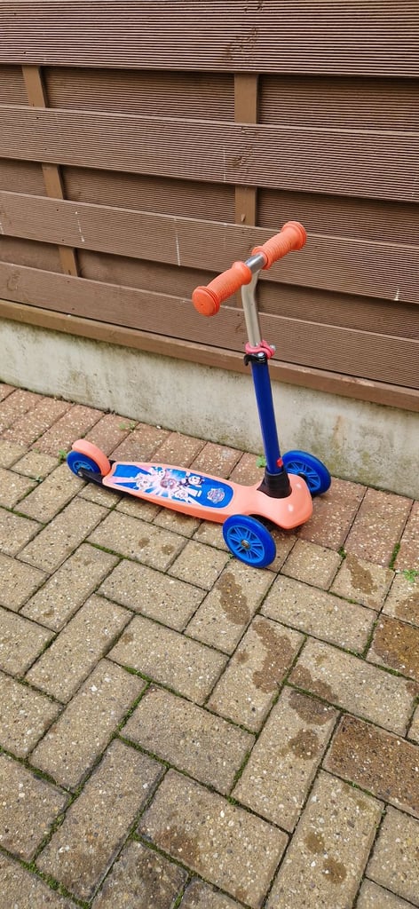 PAW PATROL THREE WHEEL SCOOTER. VERY GOOD CONDITION.