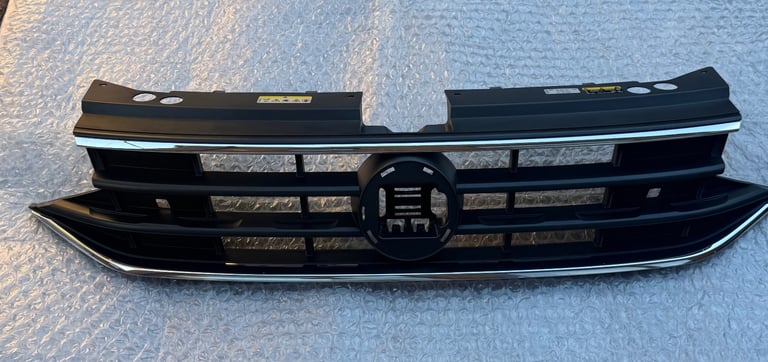 GENUINE 2020-ON VW TIGUAN FRONT BUMPER GRILLE 5NA853653L. CONDITION ITS USED 