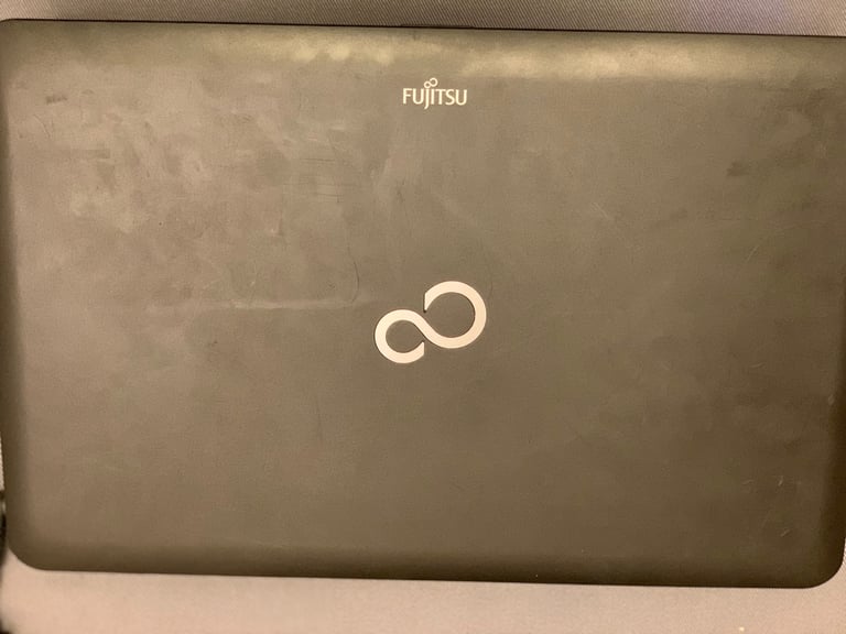 Fujitsu Lifebook AH512 laptop