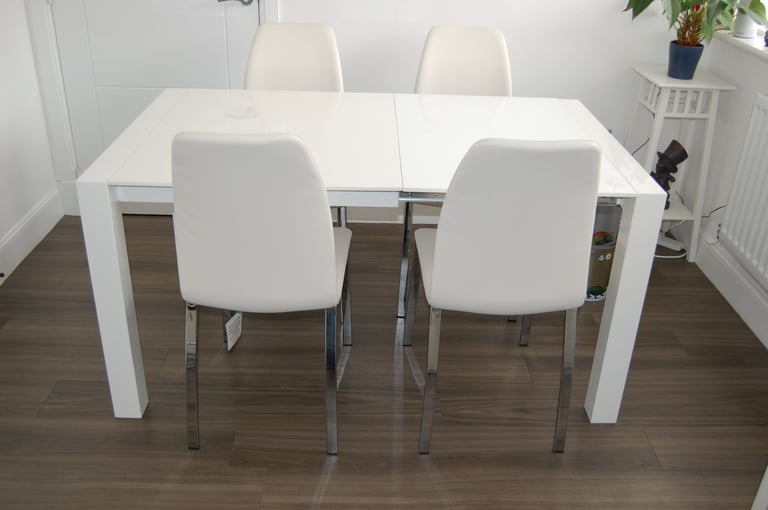 Extending Dining Table & 4 Chairs in High Gloss White