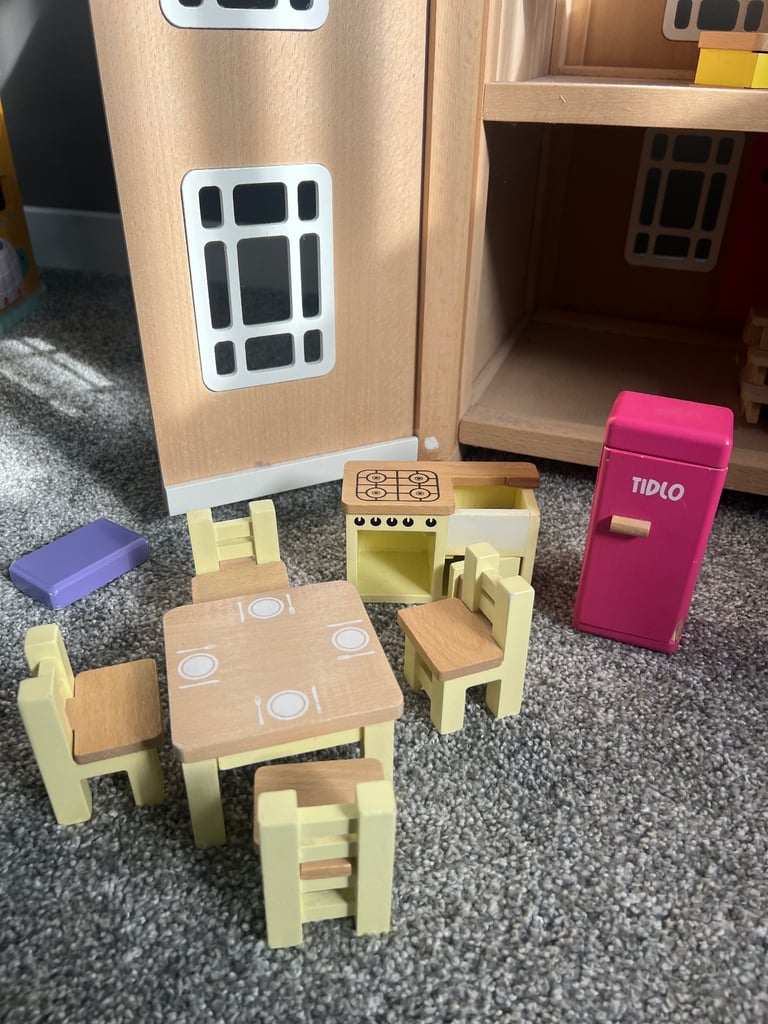 Doll house and Furniture Tildo