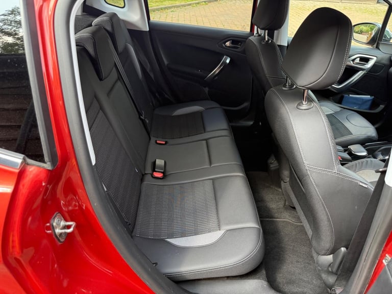 2015 Peugeot 2008 1.6 e-HDi Allure EGC Euro 5 (s/s) 5dr HATCHBACK Diesel Automatic