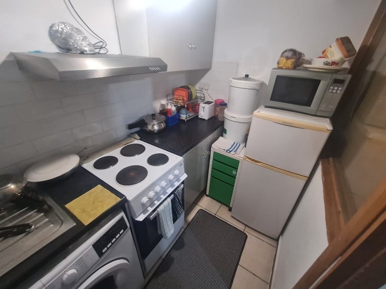 One Bedroom Anex With  Shower/Toilets in Croydon Next to Threrapia Lane Tram Stop