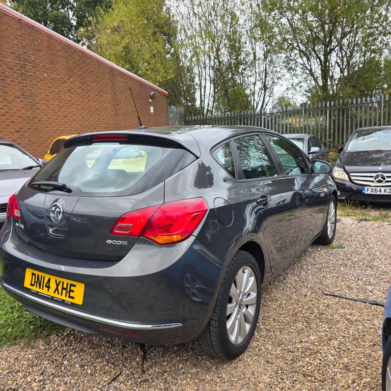 VAUXHALL ASTRA J DESIGN FACELIFT MODEL 1.7 DIESEL 110 BHP YEAR 2014 £20 ROAD TAX PER YEAR HPI CLEAR!