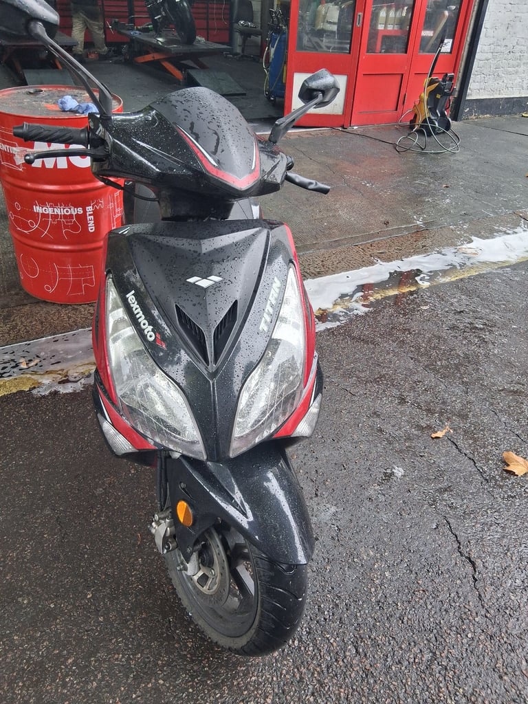 Lexmoto Titan 125cc Scooter 