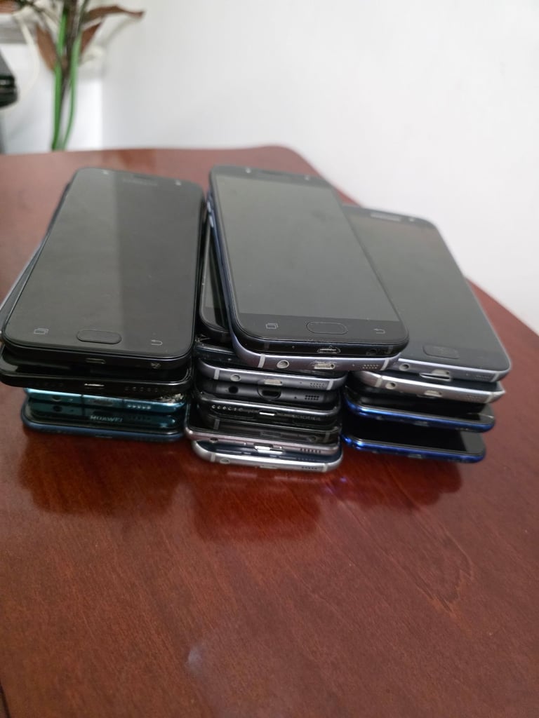 Job Lot of 23 Mobile Phones – Untested, Sold as Seen – Ideal for Spares or Repairs