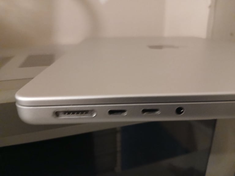 MacBook Pro M1 (2021) 16 GB – Ideal for Someone Who Just Wants to Mirror It – £250