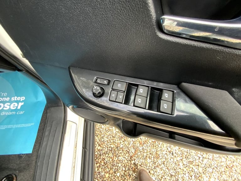 2021 Toyota Hilux 2.4 D-4D Invincible Pickup Double Cab 4dr Diesel Manual 4WD Euro 6 (s/s) (1 PIC...