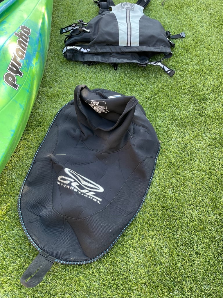 Pyranha i:3 kayak 222 with Robson Green carbon fibre Paddle and life jacket 
