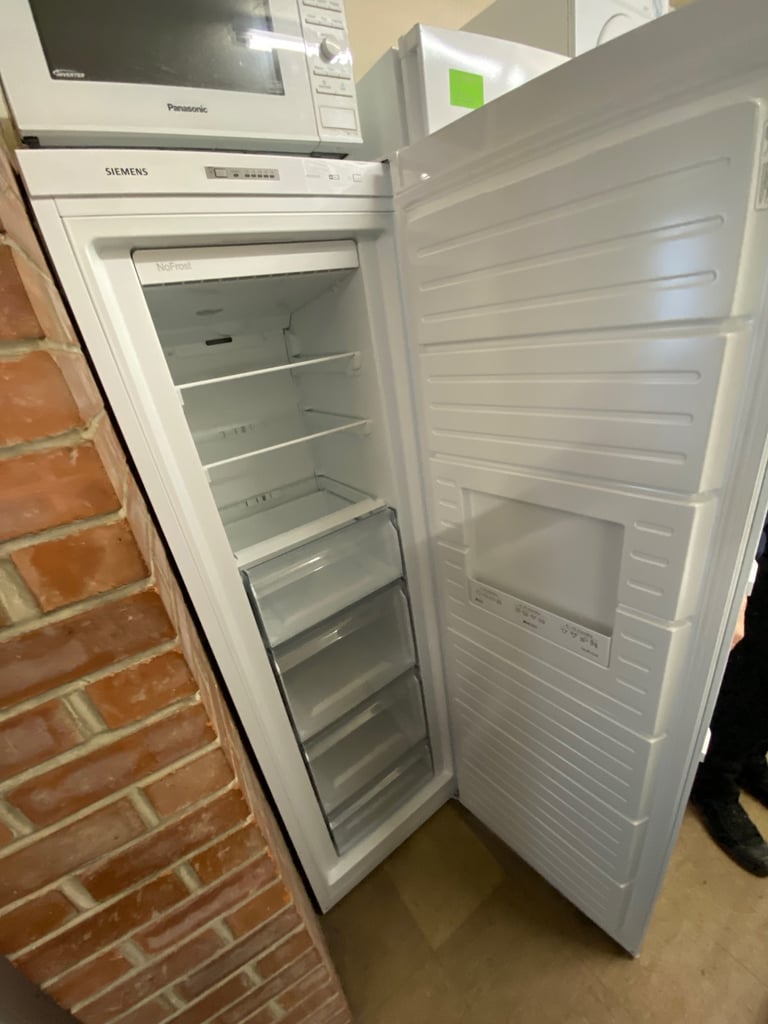 📞 WHITE CURRYS 6FT UPRIGHT FREEZER