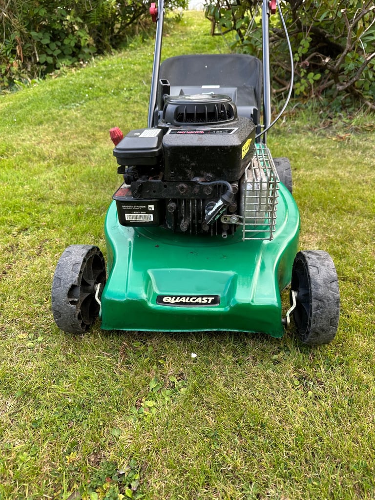 Qualcast petrol lawnmower 16”cut Briggs engine mower VGC solid steel deck mower serviced 
