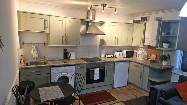 LOVELY BRIGHT 1 BED FLAT WITH SUNNY COURTYARD GARDEN Easton BS5