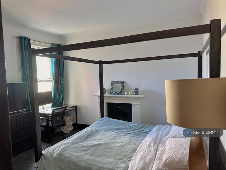 2 bedroom flat in Charlwood Mansion, London, SW12 (2 bed) (#2641414)