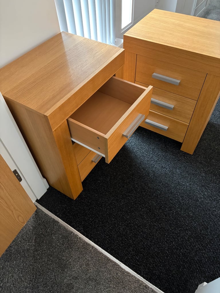Bedside Cabinets 