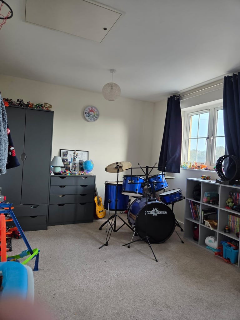 3 Bedroom Semi-Detached house with garage to rent